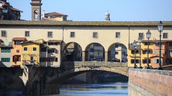 Scrive nome su Ponte Vecchio, denunciata Scrive nome su Ponte Vecchio, denunciata