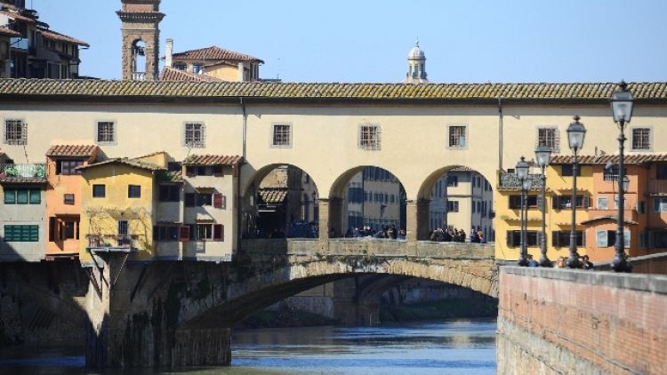 Scrive nome su Ponte Vecchio, denunciata