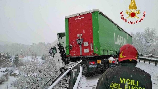 Maltempo, tir in bilico su viadotto Ss77 Maltempo, tir in bilico su viadotto Ss77