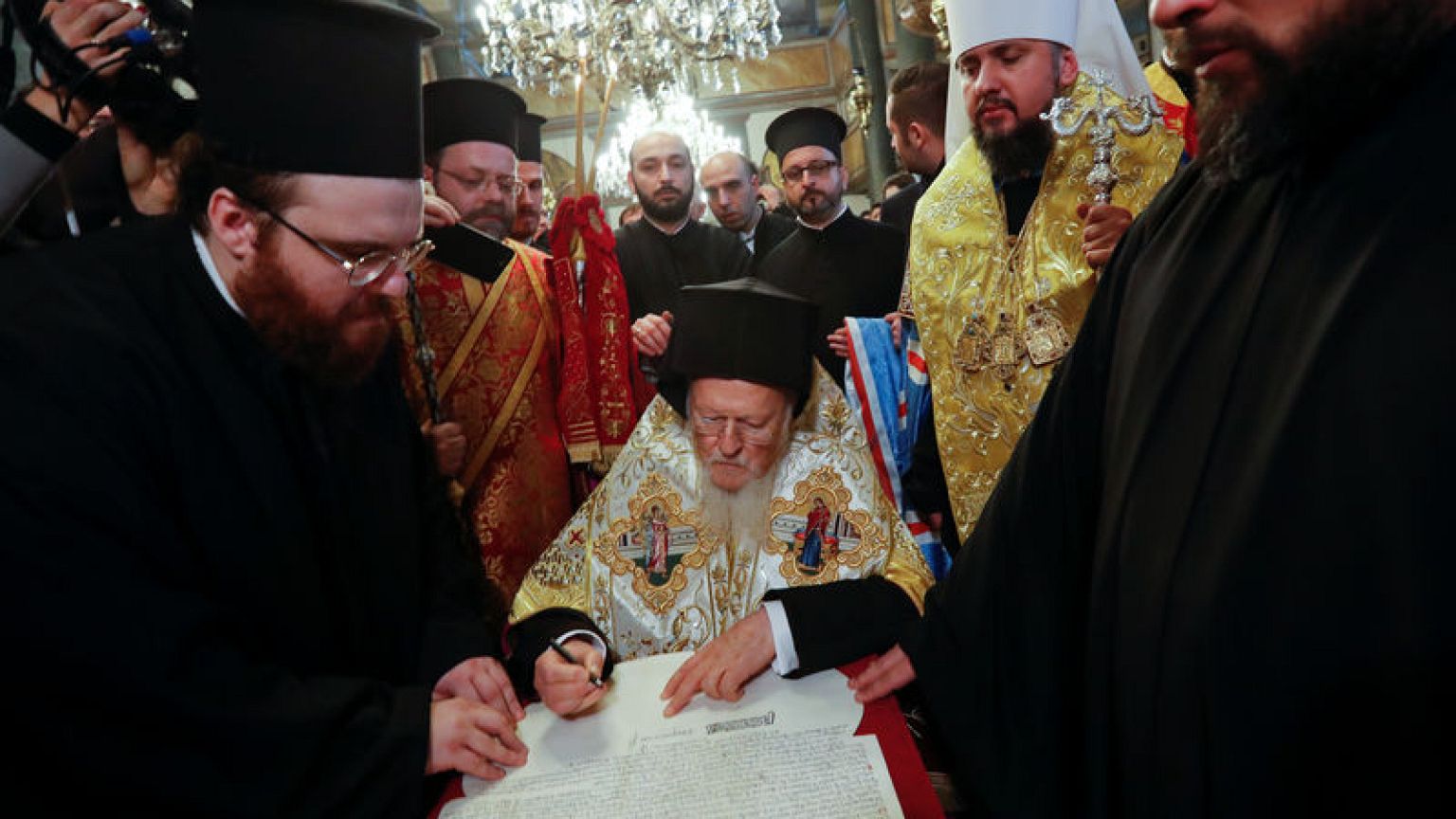 Ecumenical Patriarch signs decree granting Ukraine church independence