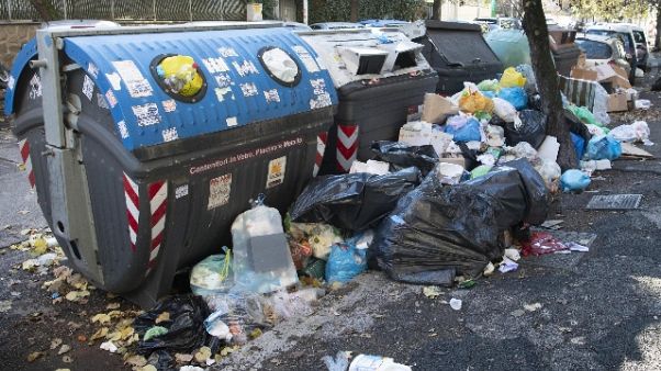 Rifiuti e roghi, dossier Raggi per pm Rifiuti e roghi, dossier Raggi per pm