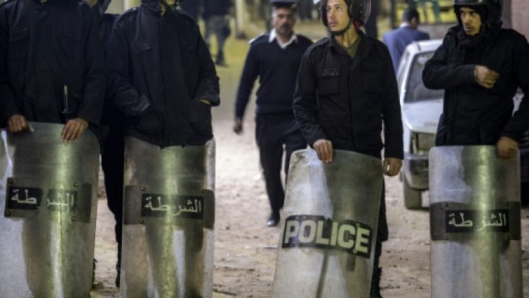 Egypte: un policier tué en tentant de désamorcer une bombe devant une église 