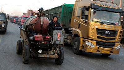 الصين تفرض قيودا على شاحنات الديزل وتحسن معايير الوقود