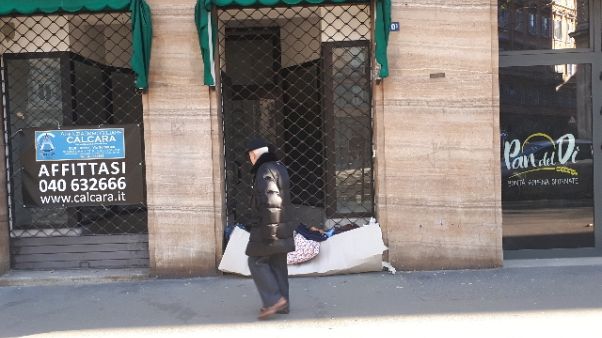 Caso Trieste, cittadini lasciano coperte Caso Trieste, cittadini lasciano coperte