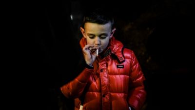 Pour fêter l'Épiphanie, un village portugais laisse ses enfants fumer Pour fêter l'Épiphanie, un village portugais laisse ses enfants fumer