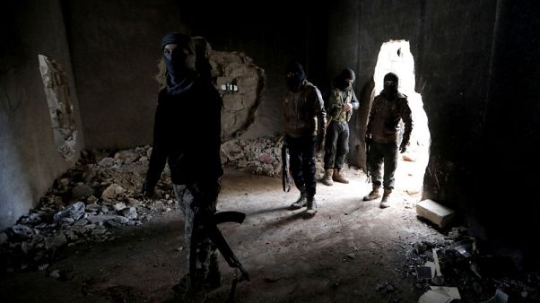 انتشار مقاتلين من المعارضة السورية المسلحة المدعومة من تركيا لصد المتشددين انتشار مقاتلين من المعارضة السورية المسلحة المدعومة من تركيا لصد المتشددين
