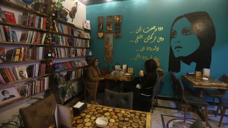 مقهى فيروز بجنوب العراق يثير الحنين إلى الشام