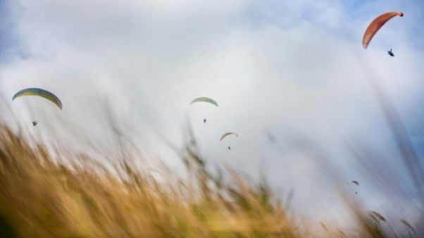 Le parapente comme remède à l'étouffante densité hongkongaise Le parapente comme remède à l'étouffante densité hongkongaise