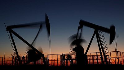 النفط يرتفع بدعم من تخفيضات أوبك واستقرار أسواق الأسهم