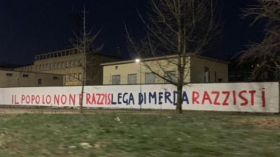 Scritte con insulti in sede Lega Milano Scritte con insulti in sede Lega Milano