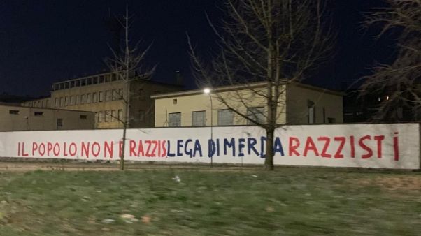 Scritte con insulti in sede Lega Milano Scritte con insulti in sede Lega Milano