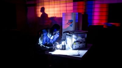 Décompte des voix dans un bureau de vote à Kinshasa, le 30 décembre 2018 Décompte des voix dans un bureau de vote à Kinshasa, le 30 décembre 2018