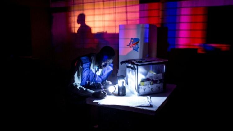 Décompte des voix dans un bureau de vote à Kinshasa, le 30 décembre 2018