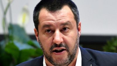 Italie: Salvini contre la suspension des matchs de foot après les cris racistes Italie: Salvini contre la suspension des matchs de foot après les cris racistes