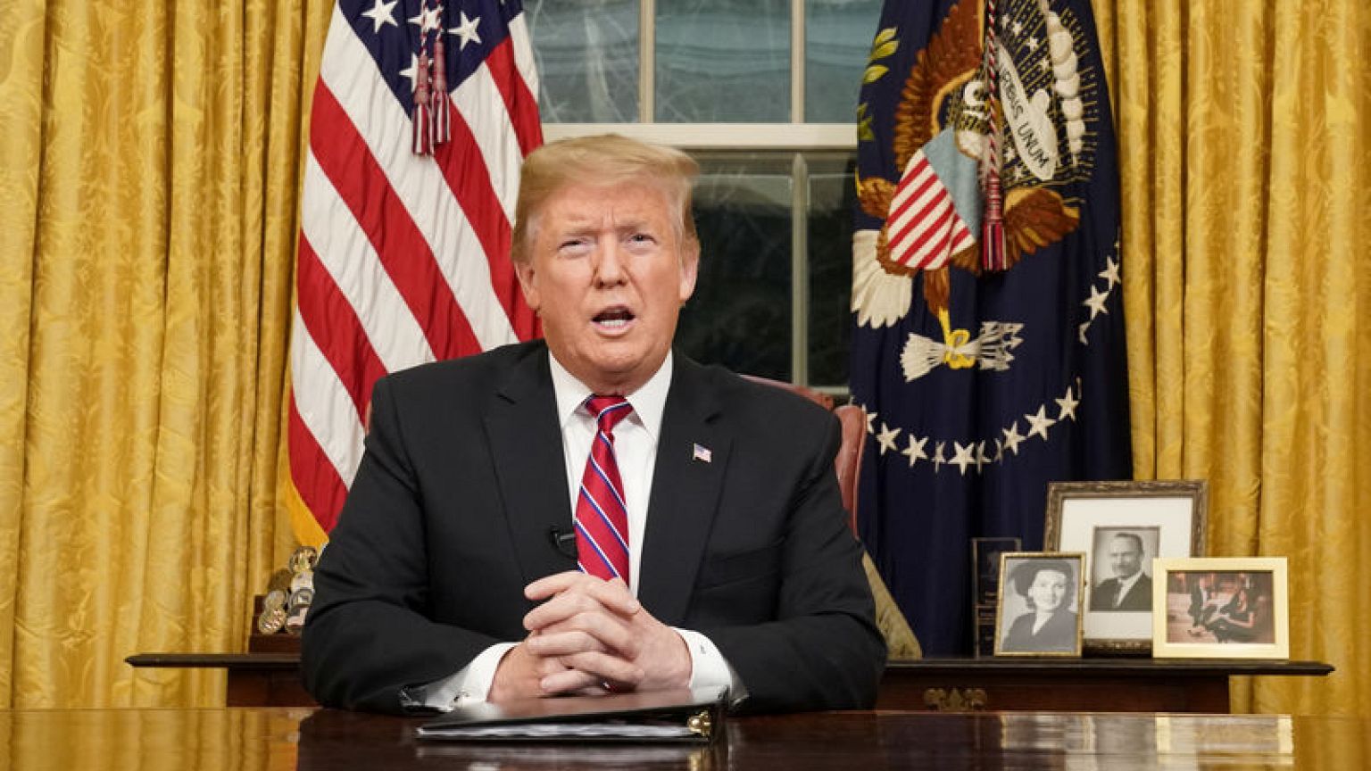 Trump demands U.S. border wall, sidesteps declaring emergency