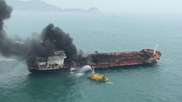 Hong Kong: un mort et deux disparus dans l'incendie d'un pétrolier Hong Kong: un mort et deux disparus dans l'incendie d'un pétrolier