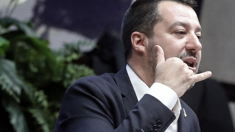 Migranti-reddito, Salvini minaccia crisi