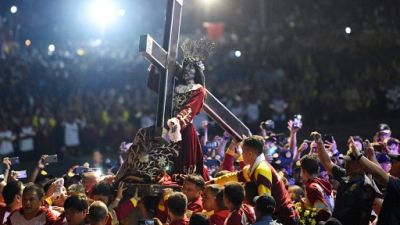 Dans l'espoir d'un miracle, les catholiques philippins défilent avec le "Nazaréen Noir" Dans l'espoir d'un miracle, les catholiques philippins défilent avec le "Nazaréen Noir"