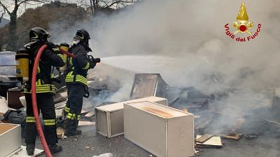 Corpo carbonizzato in baracca incendiata Corpo carbonizzato in baracca incendiata