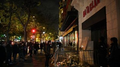 Des personnes se recueillent devant le Bataclan à Paris le 13 novembre 2017 Des personnes se recueillent devant le Bataclan à Paris le 13 novembre 2017