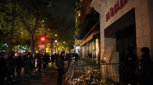 Des personnes se recueillent devant le Bataclan à Paris le 13 novembre 2017 Des personnes se recueillent devant le Bataclan à Paris le 13 novembre 2017