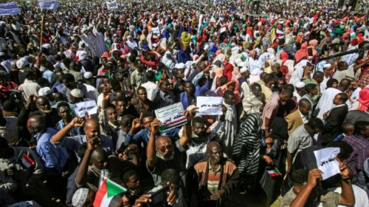 Soudan: les pro-Béchir dans la rue, lacrymogène contre les antigouvernementaux