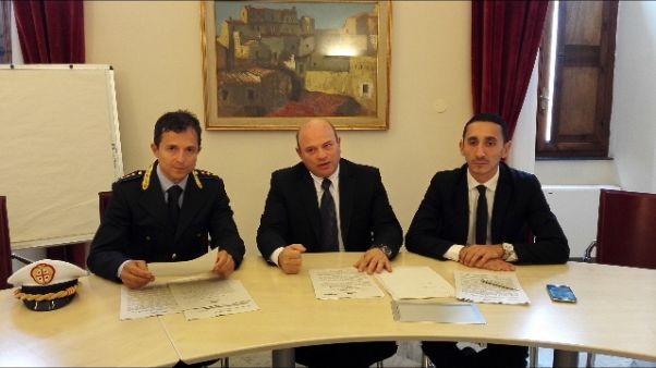 Pedoni distratti dal cellulare, multati Pedoni distratti dal cellulare, multati