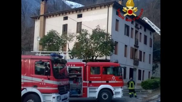 Incendio stabile migranti, nessun ferito Incendio stabile migranti, nessun ferito