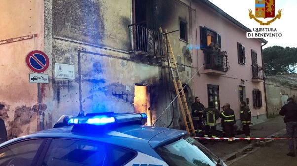 Morto in casa in fiamme,vegliato da cani Morto in casa in fiamme,vegliato da cani