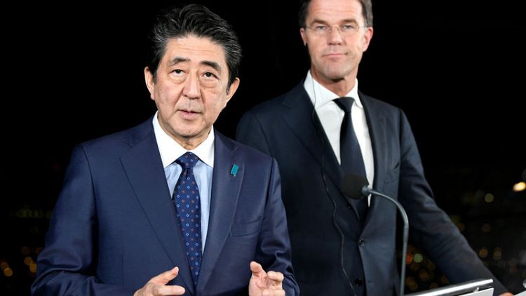 Japan's Abe, Dutch PM Rutte working to avoid no-deal Brexit