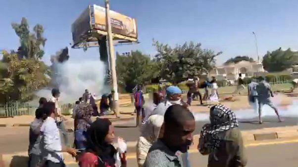 القوات السودانية تطلق الغاز المسيل للدموع لتفريق محتجين في أم درمان القوات السودانية تطلق الغاز المسيل للدموع لتفريق محتجين في أم درمان