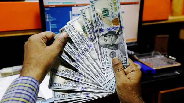 الدولار يهبط لرهانات على توقف رفع الفائدة الأمريكية وتفاؤل بشأن التجارة الدولار يهبط لرهانات على توقف رفع الفائدة الأمريكية وتفاؤل بشأن التجارة