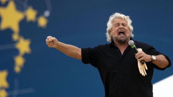 Burioni, Grillo firma patto scienza Burioni, Grillo firma patto scienza