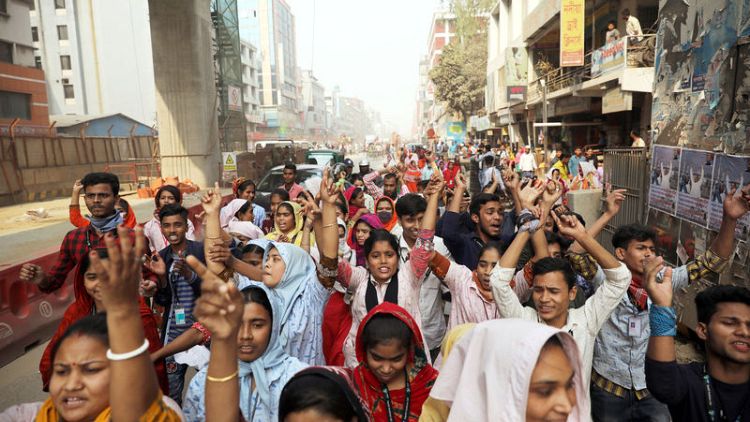 شرطة بنجلادش تطلق الغاز المسيل للدموع لتفريق محتجين من عمال صناعة الملابس