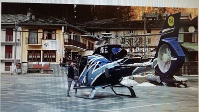 Atterra con elicottero in paese,denuncia Atterra con elicottero in paese,denuncia
