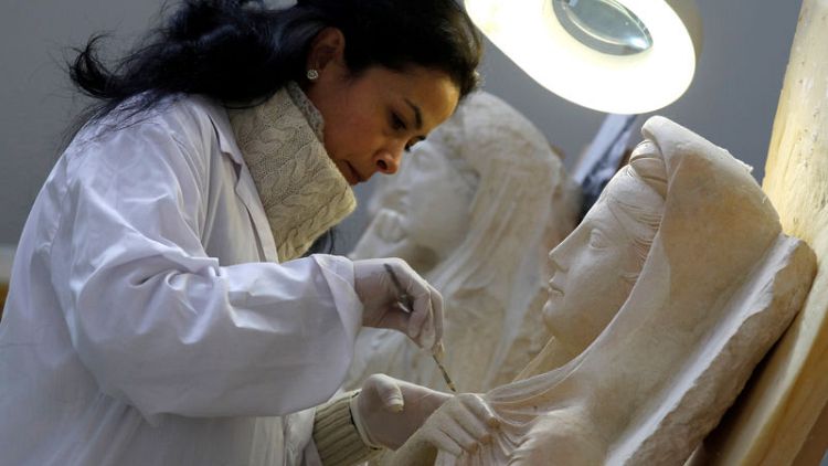 علماء يرممون آثار تدمر السورية في المتحف الوطني بدمشق