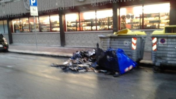 Rifiuti:20 cassonetti incendiati a Bari Rifiuti:20 cassonetti incendiati a Bari