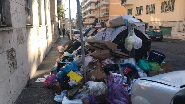 Rifiuti Roma: vescovo, stallo avvilisce Rifiuti Roma: vescovo, stallo avvilisce