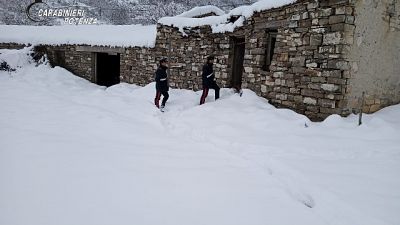Un anziano si salva dalla bufera di neve Un anziano si salva dalla bufera di neve