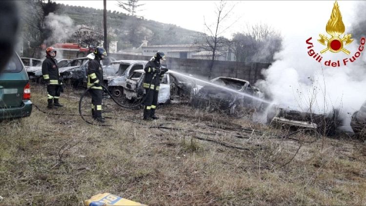 Incendio in deposito auto,10 danneggiate