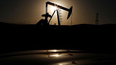 أسعار النفط تنخفض أكثر من دولار للبرميل لكنها تتجه لإنهاء الأسبوع على مكاسب