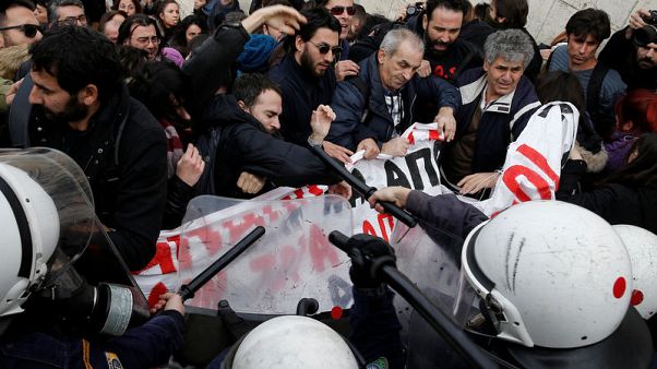 الشرطة اليونانية تطلق الغاز المسيل للدموع على معلمين محتجين في أثينا الشرطة اليونانية تطلق الغاز المسيل للدموع على معلمين محتجين في أثينا