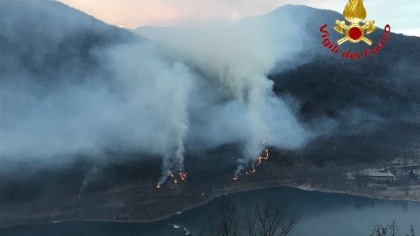 Roghi nel Varesotto, vdf in azione Roghi nel Varesotto, vdf in azione
