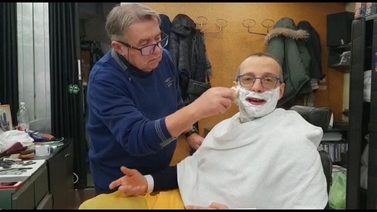 Sindaco Pesaro da barbieri-parrucchieri