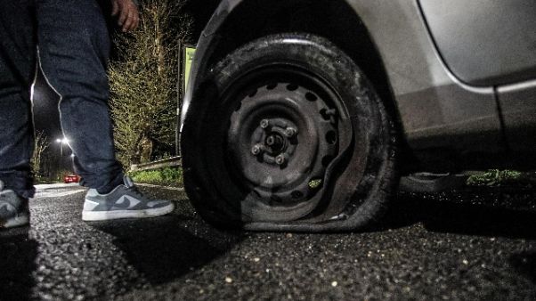 Roma: forò ruota a causa buche,risarcito Roma: forò ruota a causa buche,risarcito