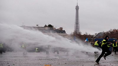 الشرطة تفرق محتجي السترات الصفراء في باريس بمدافع المياه والغاز المسيل للدموع