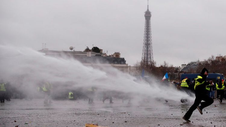الشرطة تفرق محتجي السترات الصفراء في باريس بمدافع المياه والغاز المسيل للدموع