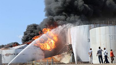 مصادر: امتداد حريق مصفاة النفط بعدن إلى صهريج ثان