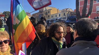 Bandiera pace, scontro sindaco-Casapound Bandiera pace, scontro sindaco-Casapound