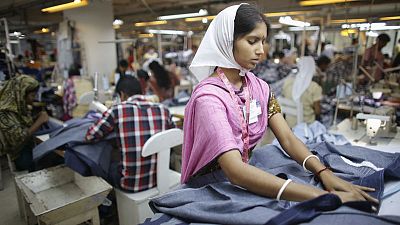 أصحاب مصانع الملابس في بنجلادش يهددون بقطع رواتب عمال محتجين